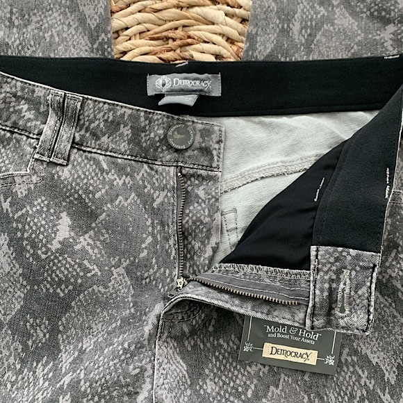 Democracy Snakeskin Print Booty Lift Jegging - Picture 12 of 16